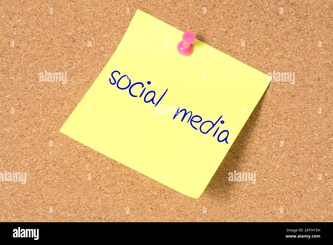 Ein Pinnwand und eine Notiz mit der Kennzeichnung Social Media Stockfoto