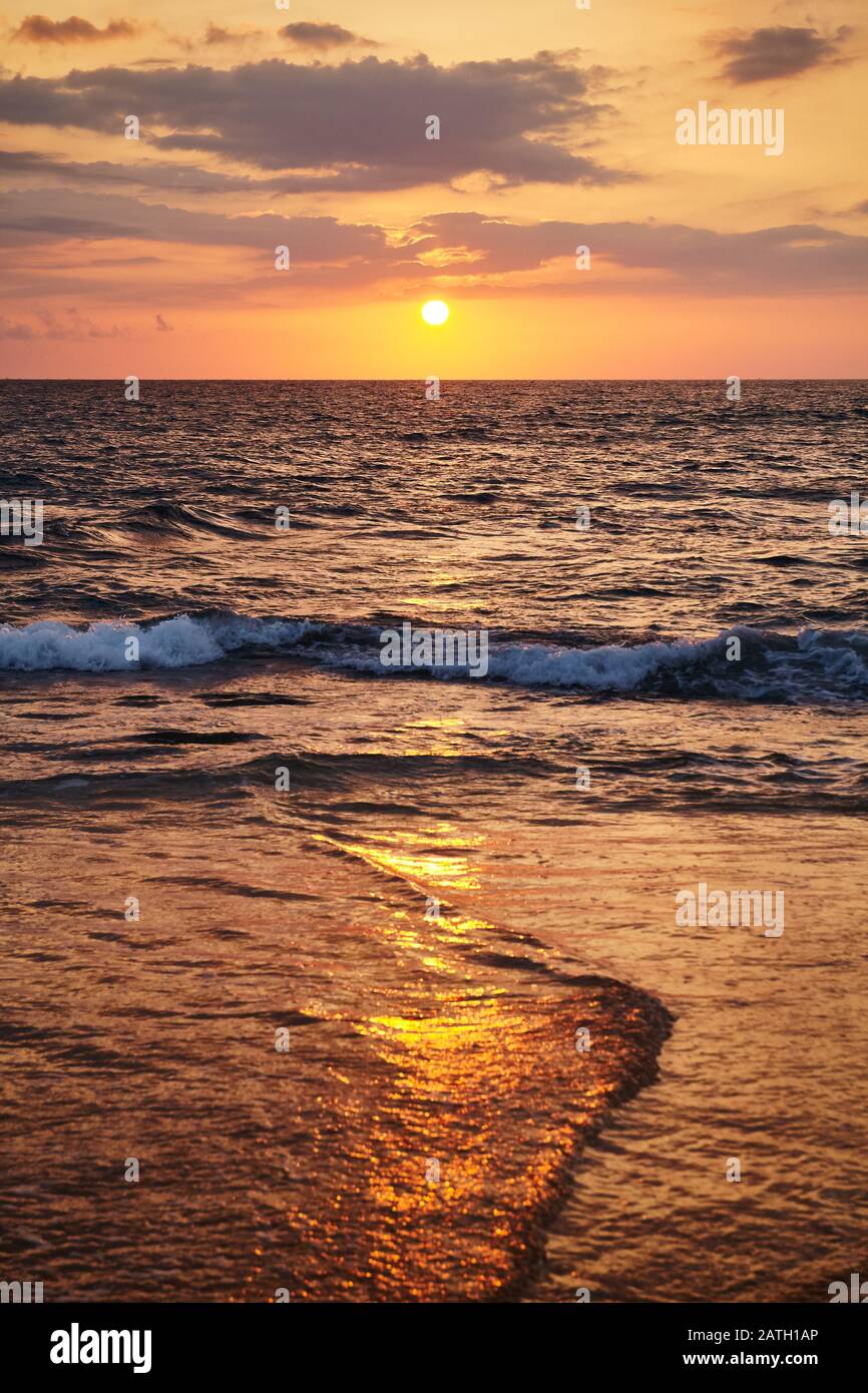 Goldener Sonnenuntergang über dem Meer, Schwerpunkt auf Horizont. Stockfoto