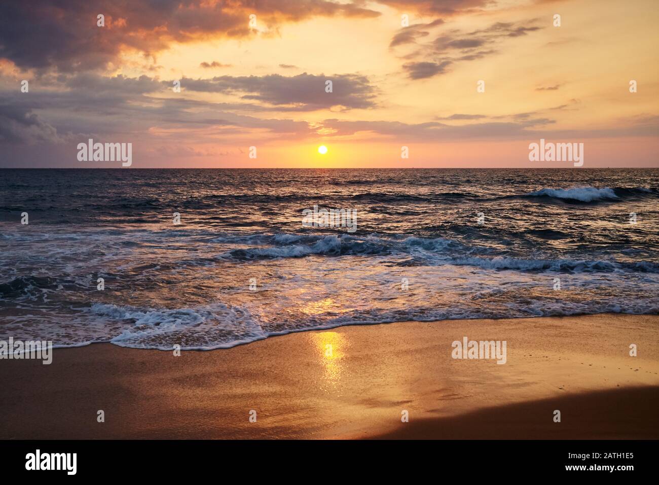 Goldener Sonnenuntergang über dem Meer. Stockfoto