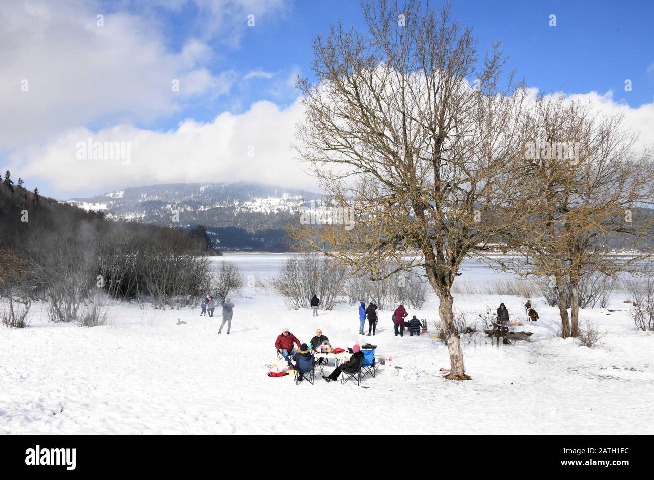 (200203) -- ISTANBUL, 3. Februar 2020 (Xinhua) -- Menschen ruhen am Abantsee in der Provinz Bolu, Türkei, 2. Februar 2020. (Xinhua/Xu Suhui) Stockfoto