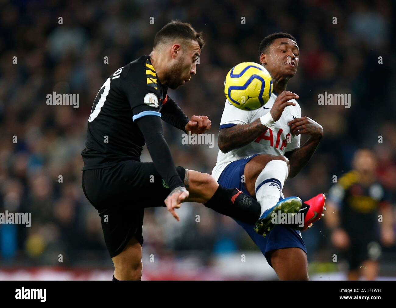 London, Großbritannien. Februar 2020. Nicolas Otamendi von Manchester City unter dem Druck von Steven Bergwijn von Tottenham Hotspur während des Premier-League-Spiels zwischen Tottenham Hotspur und Manchester City am 02. Februar 2020 im Tottenham Hotspur Stadium, London, England. Credit: Cal Sport Media/Alamy Live News Stockfoto