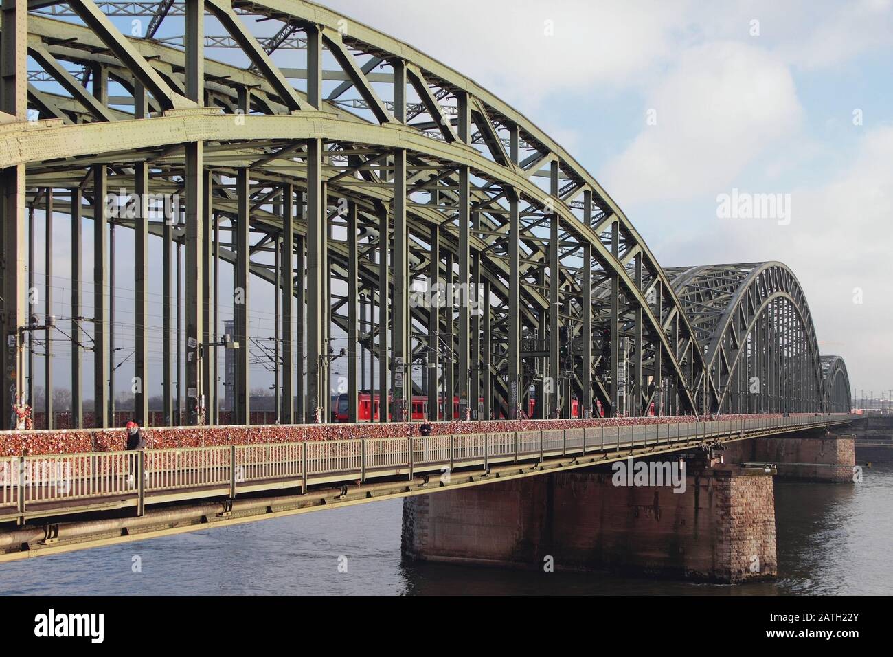 Stahlbogenbrücke von der Burg von Hause aus. Köln, Deutschland Stockfoto