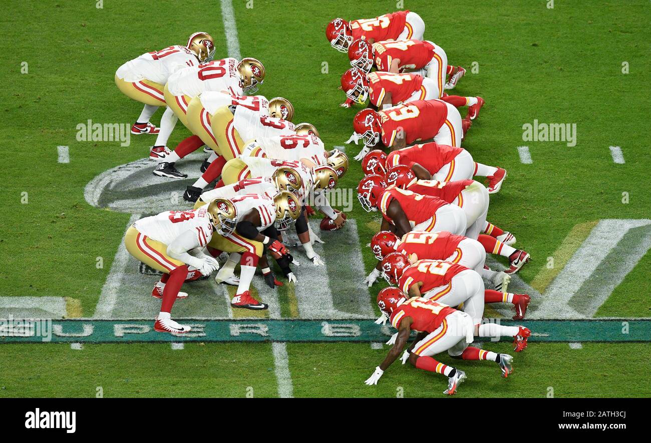 Miami. Februar 2020. Spieler beider Seiten treten während des NFL Super Bowl LIV Fußballspiels zwischen Kansas City Chefs und San Francisco 49ers im Hard Rock Stadium in Miami, den Vereinigten Staaten, am 2. Februar 2020 an. Kredit: Xinhua/Alamy Live News Stockfoto