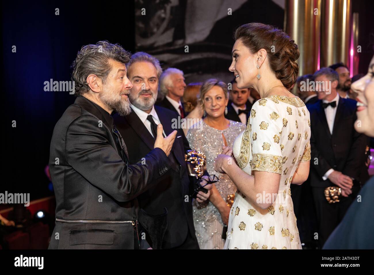 Catherine Duchess of Cambridge spricht nach der Zeremonie mit Andy Serkis und Sam Mendes auf der Bühne, British Academy Film Awards, Royal Albert Hall, London Stockfoto