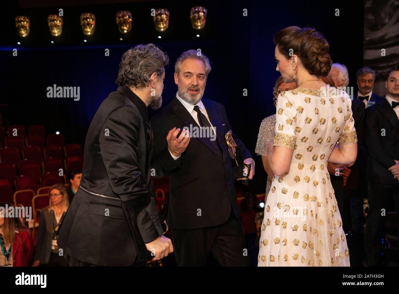 Catherine Duchess of Cambridge spricht nach der Zeremonie mit Andy Serkis und Sam Mendes auf der Bühne, British Academy Film Awards, Royal Albert Hall, London Stockfoto