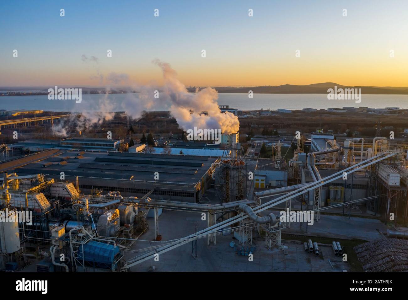 Kamin in einer Holzproduktion bei Sonnenuntergang. Burgas, Bulgarien Stockfoto