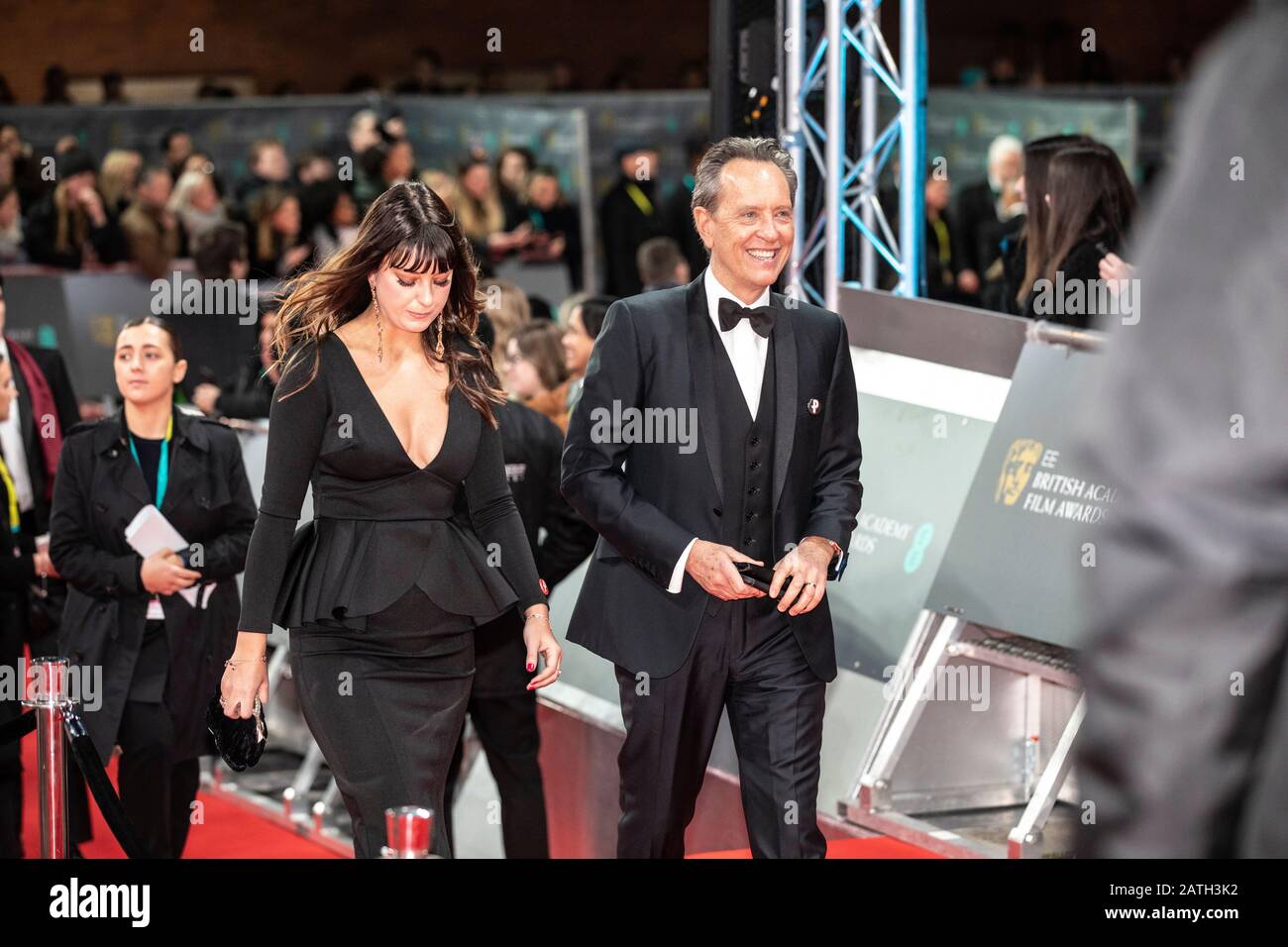 Richard E Grant kommt bei Den British Academy Film Awards in der Royal Albert Hall, Kensington, London, Großbritannien an Stockfoto