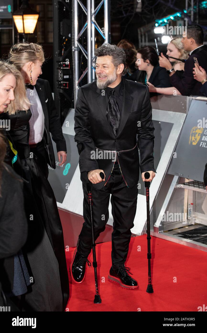Andy Serkis kommt auf Krücken bei Den British Academy Film Awards in der Royal Albert Hall, Kensington, London, Großbritannien an Stockfoto