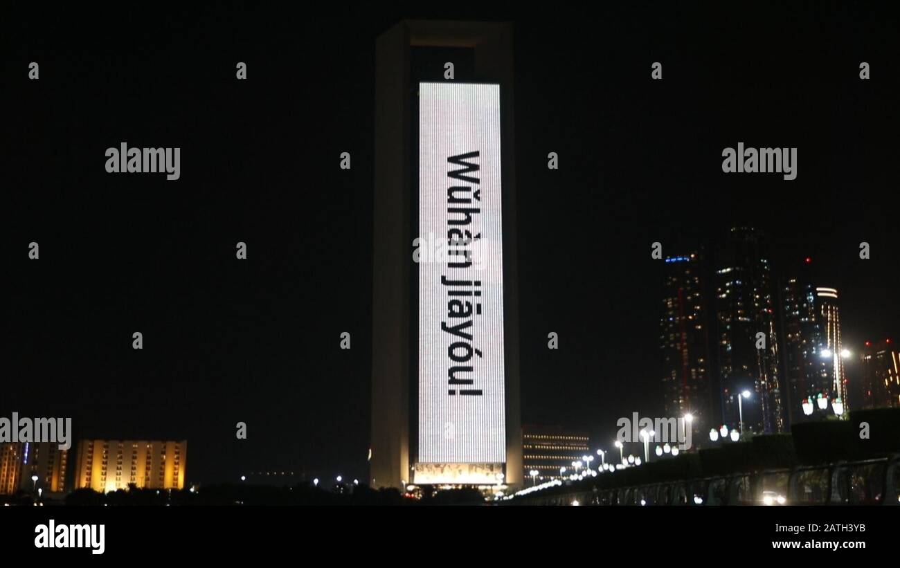 Dubai, VAE. Februar 2020. Das Gebäude der Abu Dhabi National Oil Company (ADNOC) wird in chinesischen phonetischen Alphabeten mit Slogans beleuchtet, die "Wuhan, Come On" in Abu Dhabi, den Vereinigten Arabischen Emiraten (VAE), 2. Februar 2020 bedeuten, um China im Kampf gegen den Roman Coronavirus aufzuheitern. Kredit: Xinhua/Alamy Live News Stockfoto