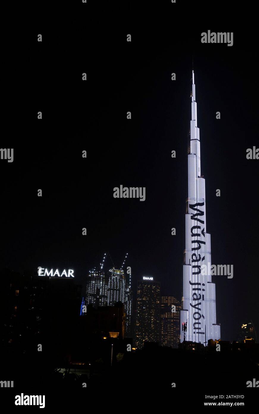 Dubai, VAE. Februar 2020. Burj Khalifa wird in chinesischen Phonetikalphabeten mit Schriftzügen beleuchtet, die "Wuhan, komm los" in Downtown Dubai, den Vereinigten Arabischen Emiraten (VAE), 2. Februar 2020 bedeuten, um China im Kampf gegen den Roman Coronavirus aufzuheitern. Kredit: Xinhua/Alamy Live News Stockfoto