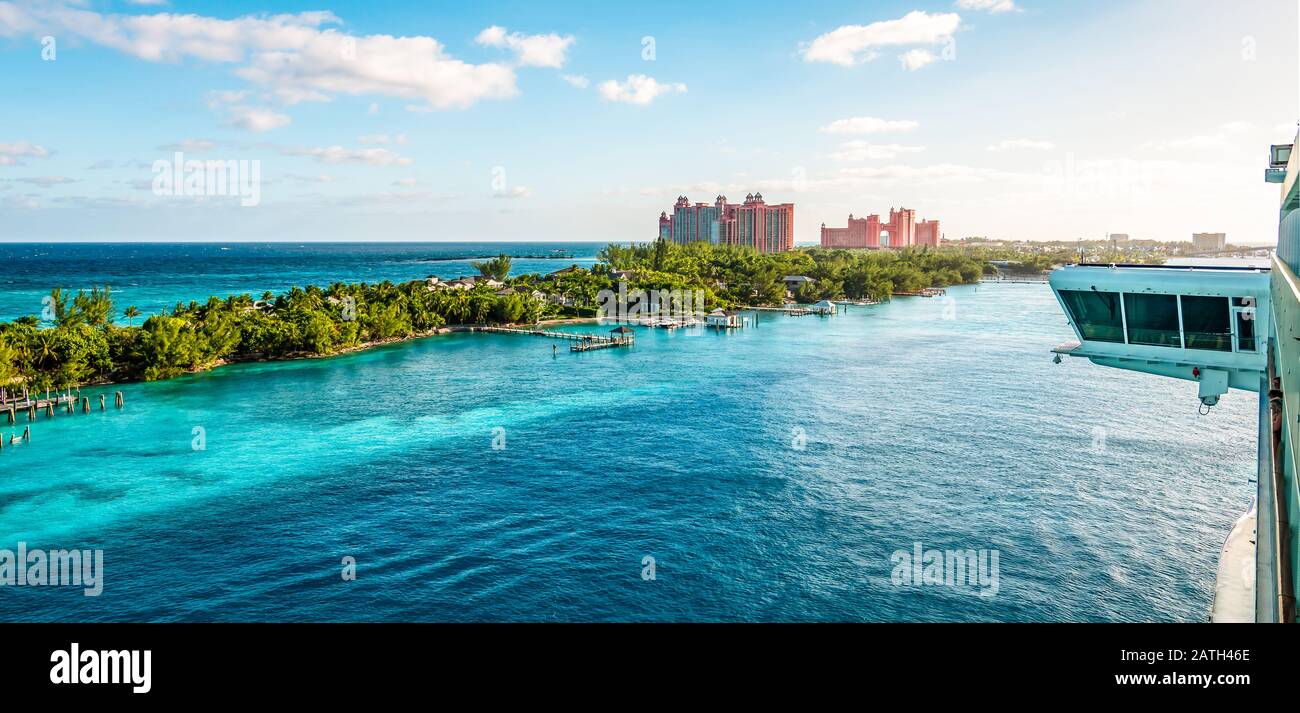 Kreuzfahrthafen von Nassau, Bahamas. Blick auf Paradise Island vom Schiff. Stockfoto