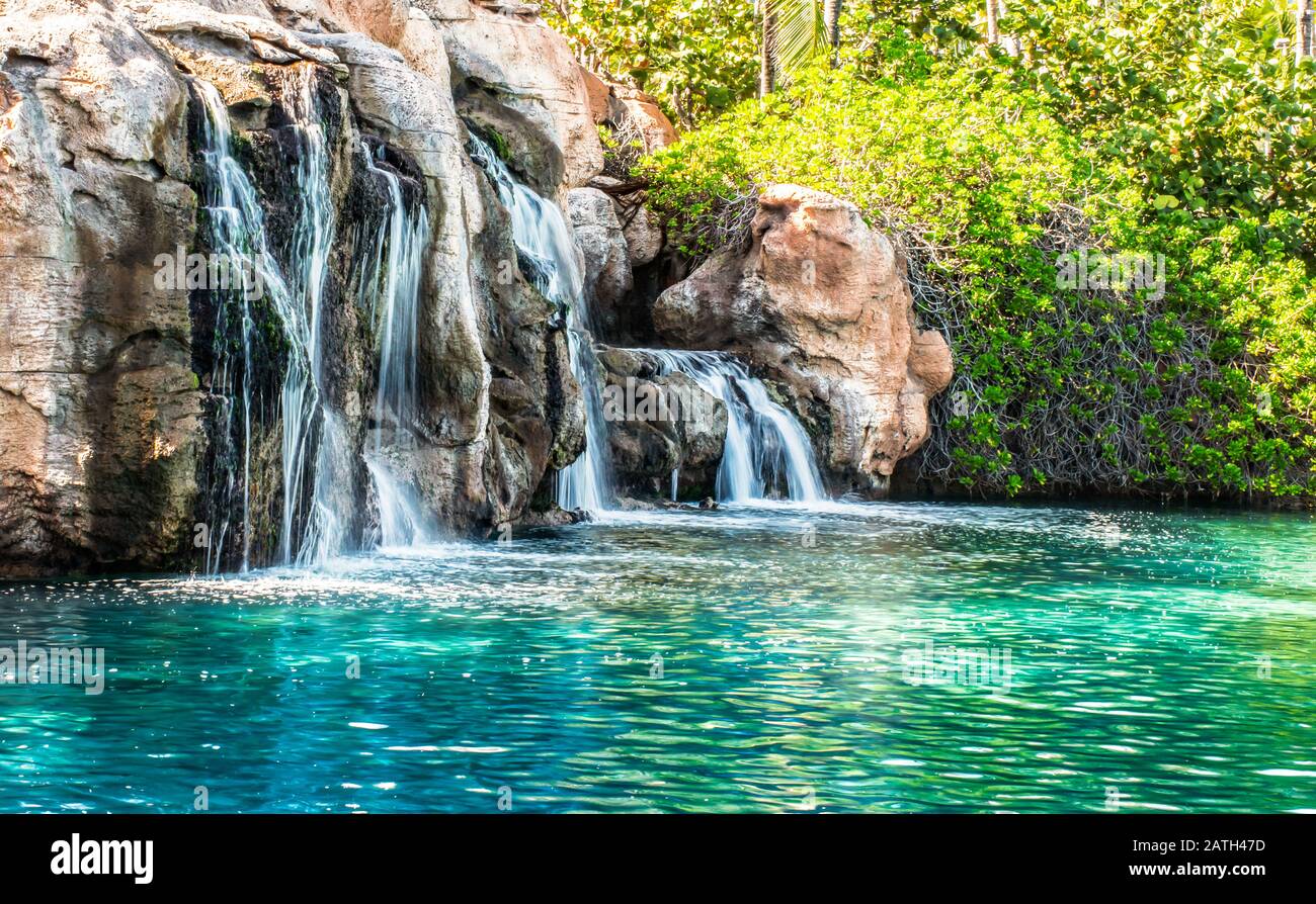Schöner Wasserfall auf Felsen Landschaft. Stockfoto