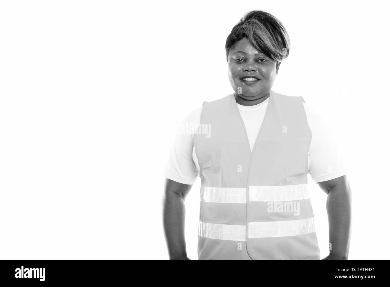 Studioaufnahme der fröhlichen, fettschwarzen afrikanischen Bauarbeiterin lächelnd Stockfoto