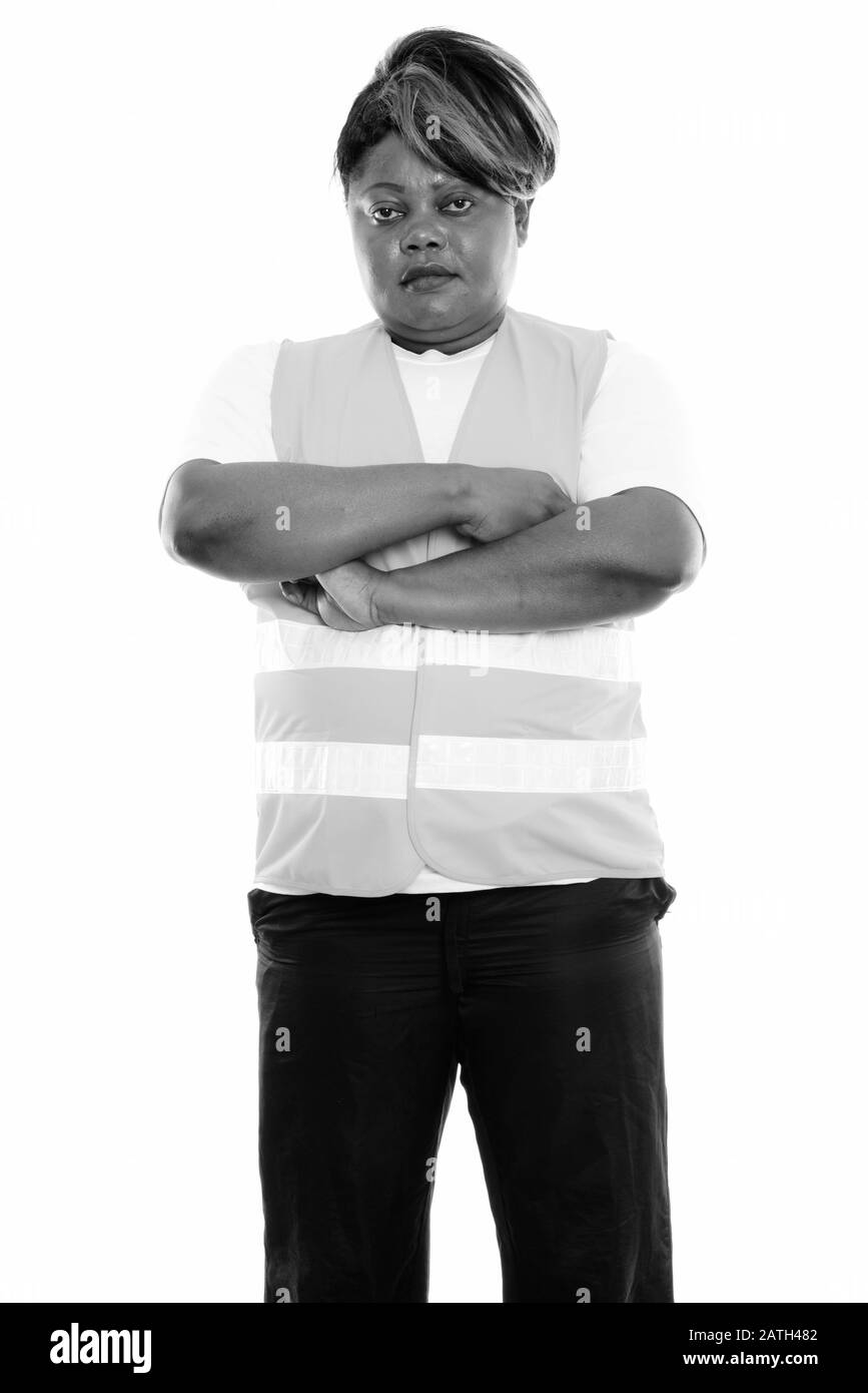 Studioaufnahme der fettschwarzen Afrikanerin, Bauarbeiterin, die mit gekreuzten Armen steht Stockfoto