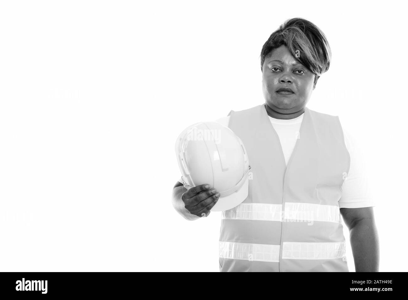 Studioaufnahme der fettschwarzen Afrikanerin, Bauarbeiterin mit Hut Stockfoto