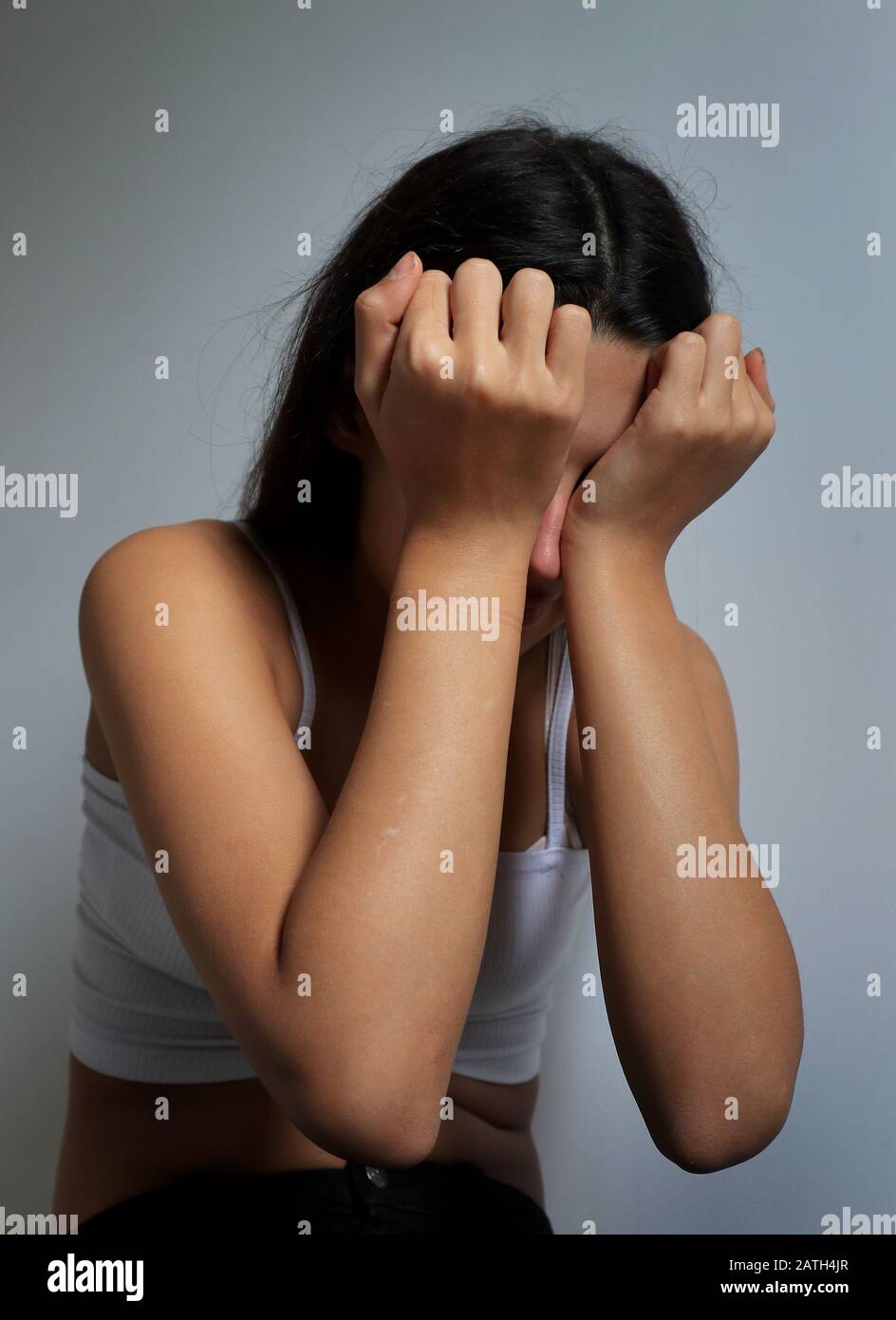 Das Bild EINES Teenager-Mädchens mit dem Kopf in den Händen zeigt Anzeichen von psychischen Problemen. PA Foto. Bilddatum: Sonntag, 2. Februar 2020. Fotogutschrift sollte lauten: Gareth Fuller/PA Wire Stockfoto