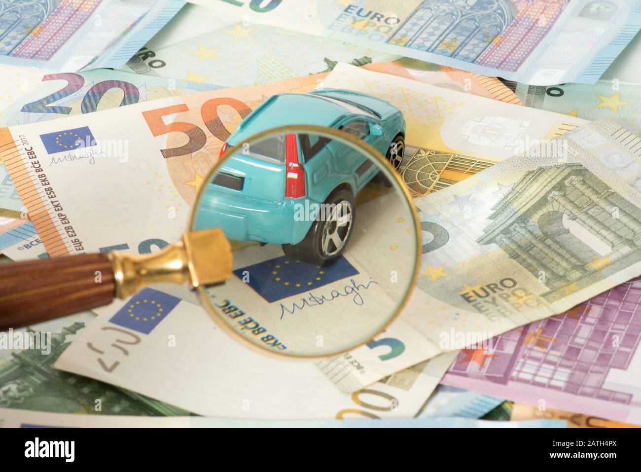 Lupe, Auto und Euro-Geld Stockfoto