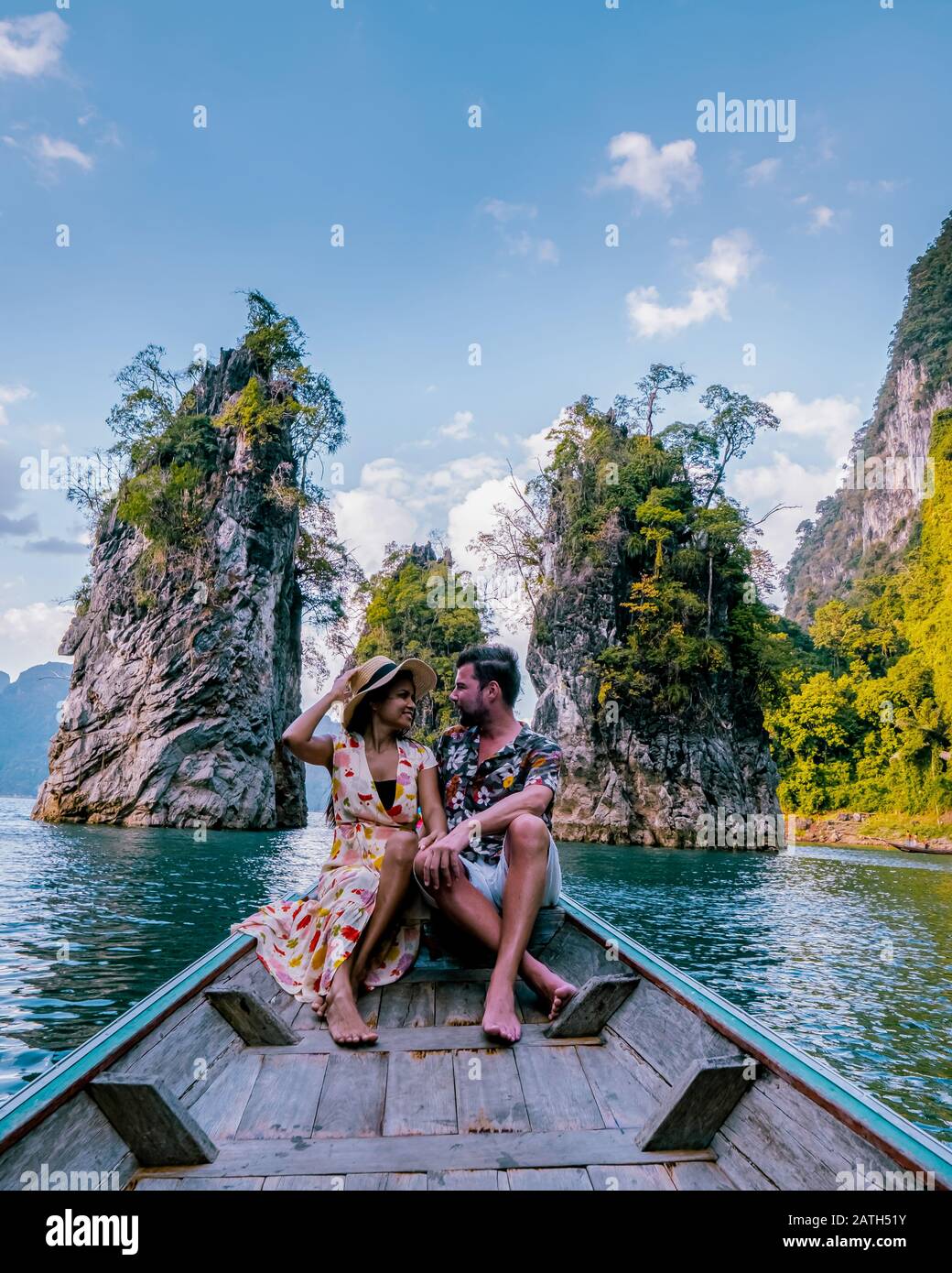 Khao Sok Thailand, ein Paar im Urlaub in Thailand, Männer und Frauen im Langschwänzboot im Khao Sok Nationalpark Thailand Stockfoto