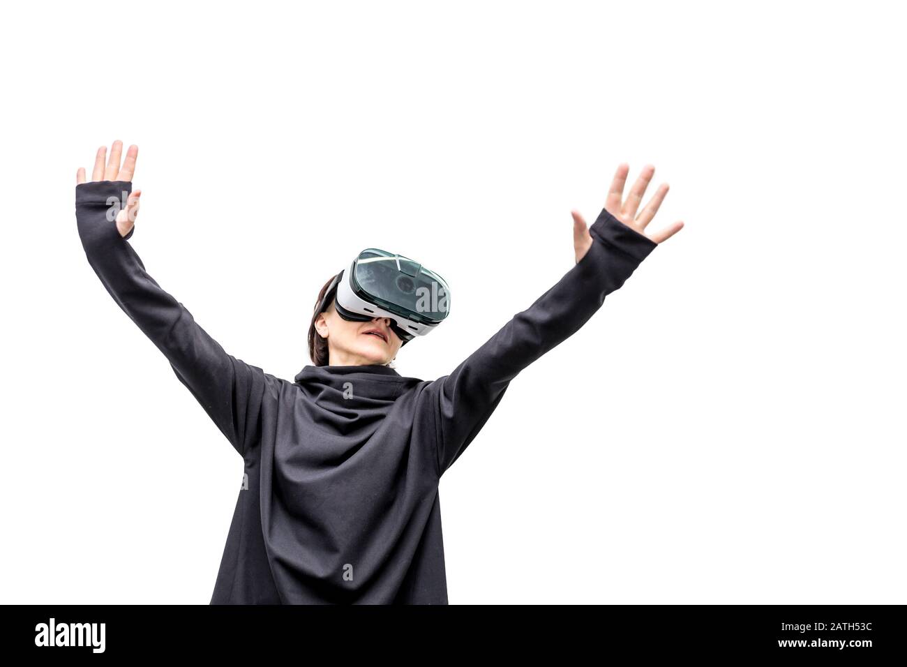 Frau in 360 View Virtual Reality Headset Spielen Sie das Spiel isoliert auf weißem Hintergrund. 3D-Gerätegerät zum Ansehen von Filmen für Reisen und Unterhaltung Stockfoto