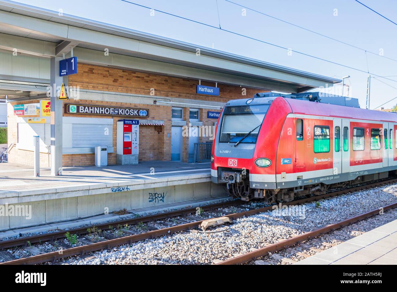 Gemeinde Germering, Landkreis Fürstenfeldbruck, Oberbayern, Deutschland: Bahnhof, S-Bahnhof, Harthaus mit Hauptgebäude Stockfoto