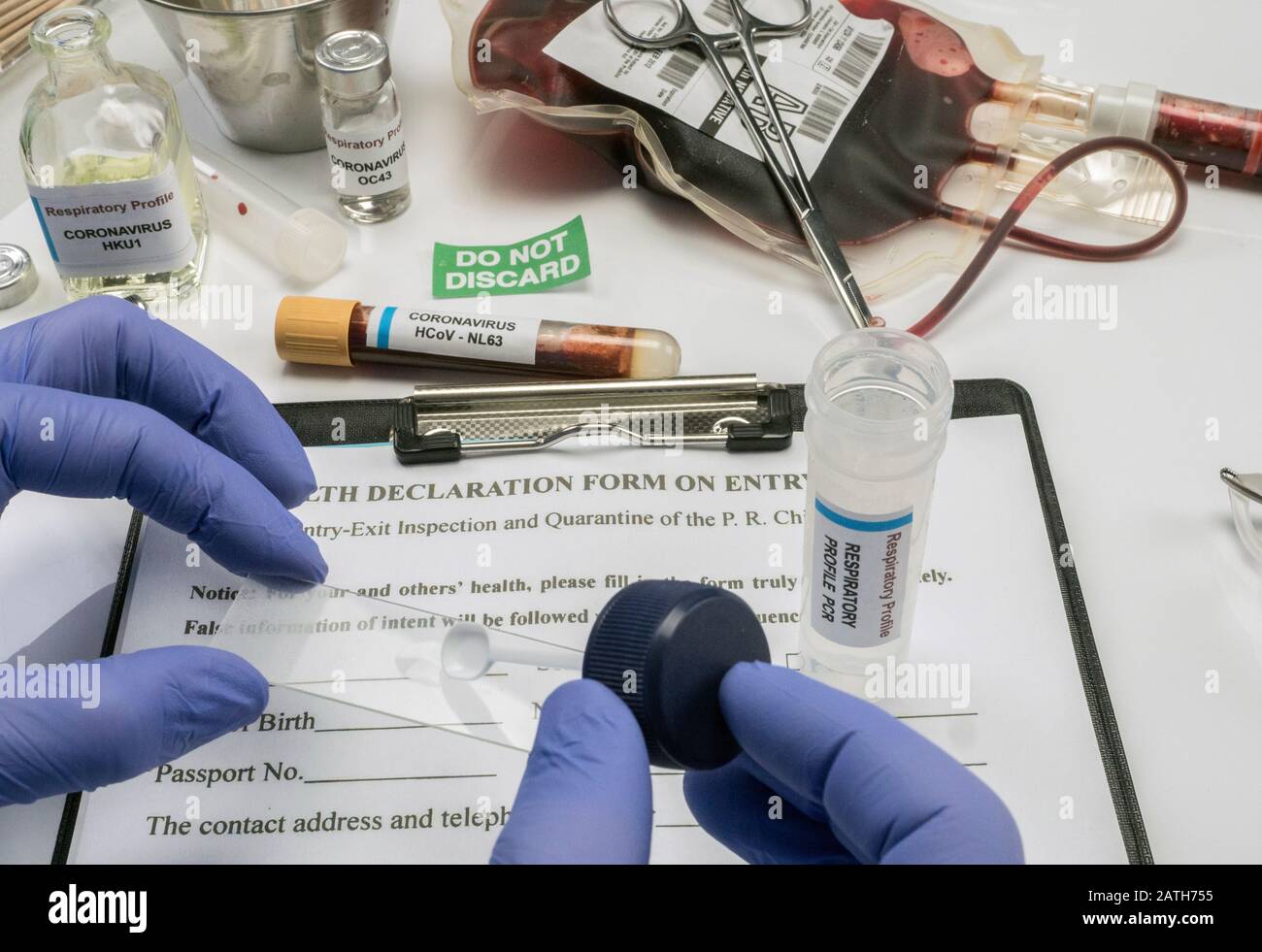 Wissenschaftler untersucht Probe von Coronavirus im Labor, konzeptuelle Abbildung Stockfoto