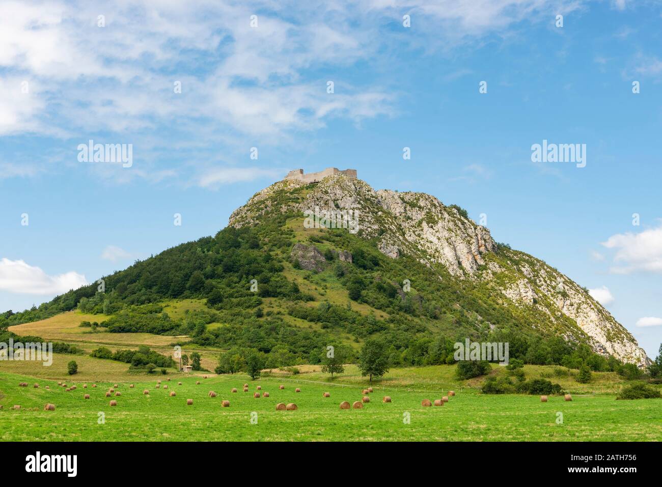 Frankreich Monsegur Le Chateau De Monsegur E Nhaut Du Pog Colline The Castle Of Monsegur At The Top Of Pog Hill Stockfotografie Alamy
