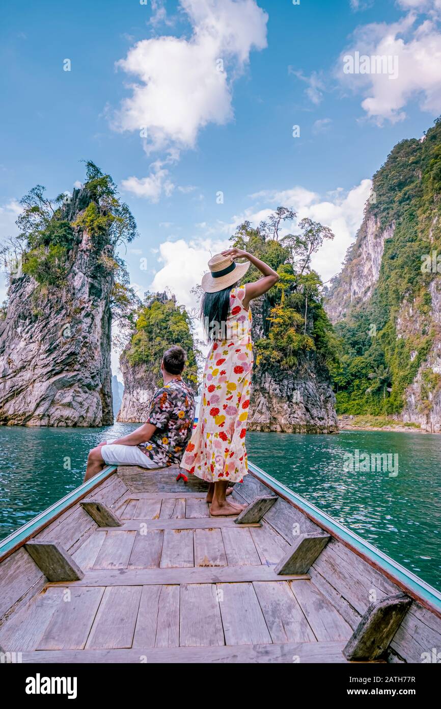 Khao Sok Thailand, ein Paar im Urlaub in Thailand, Männer und Frauen im Langschwänzboot im Khao Sok Nationalpark Thailand Stockfoto