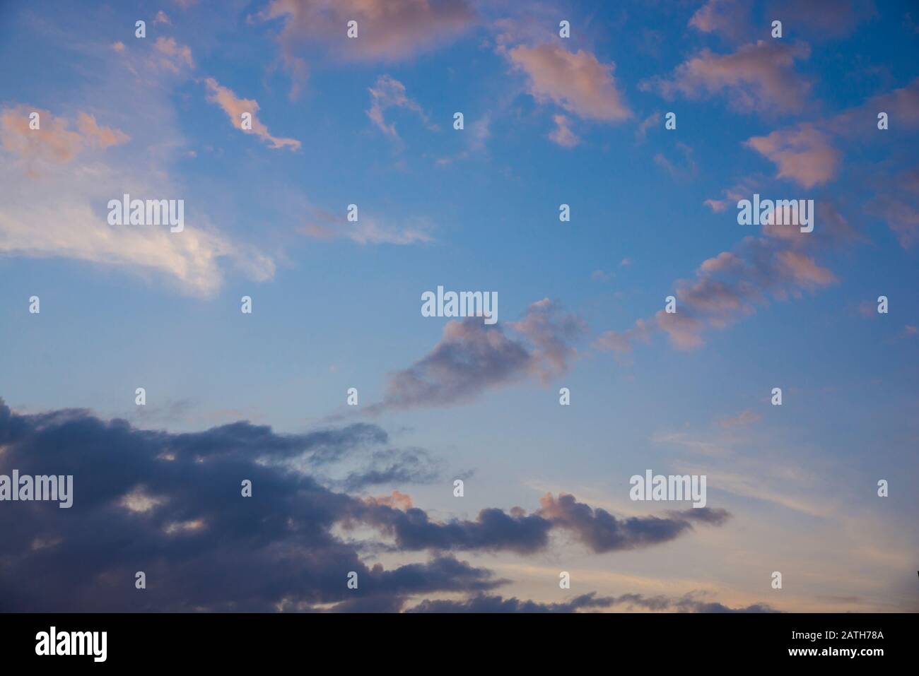 Blauer Himmel mit den Künstlerwolken Stockfoto