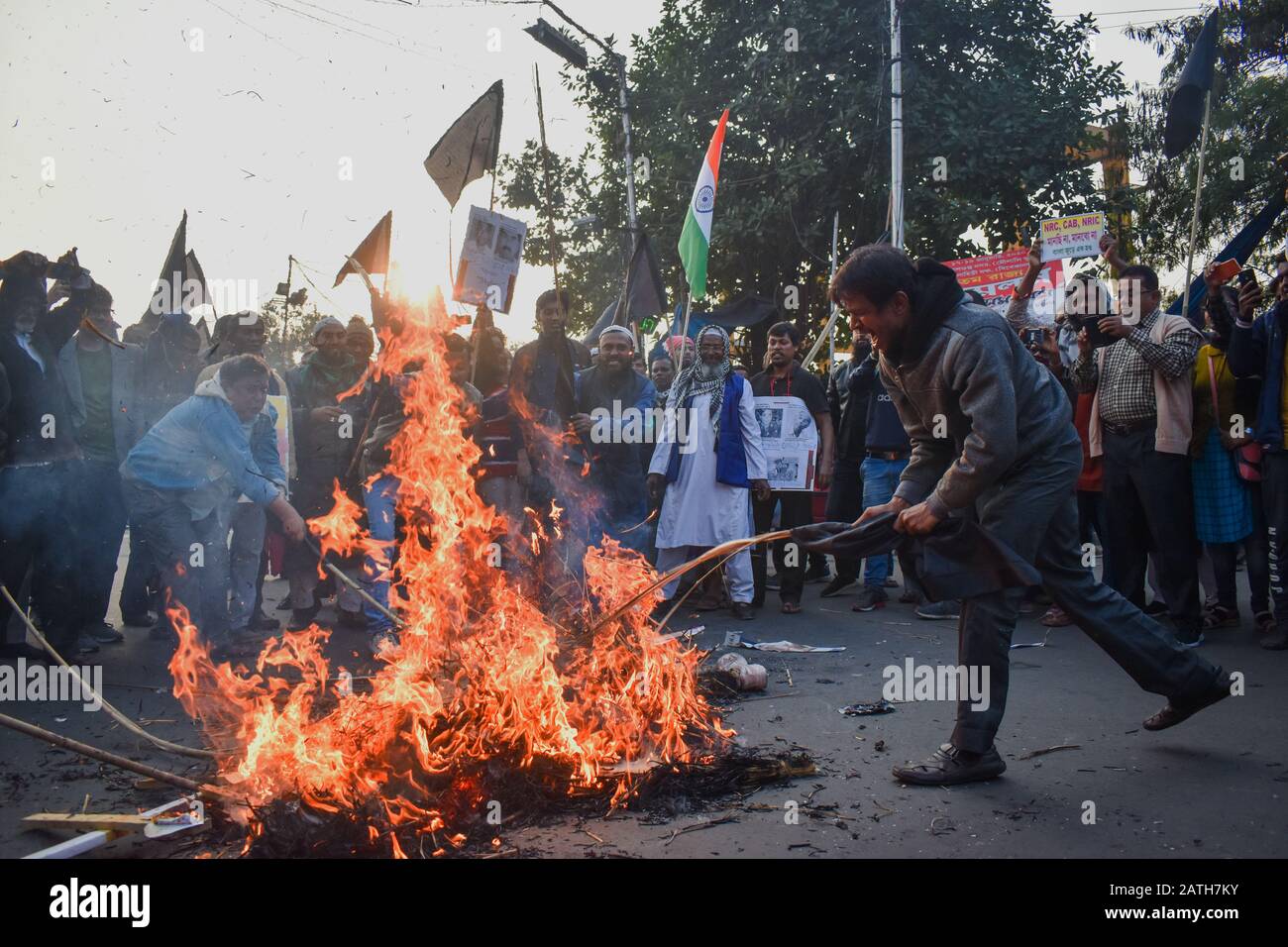 Suci-Aktivisten aus Indien riefen Slogans aus, während sie während einer Protestkundgebung gegen den NRC in Kolkata, Indien, einen Effigy verbrennen. Stockfoto