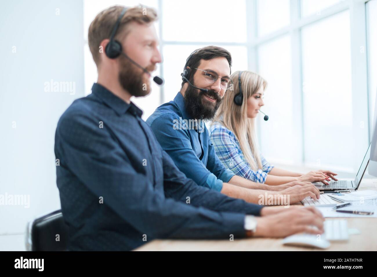 Callcenter-Mitarbeiter verwenden Computer, um mit Clients zu arbeiten Stockfoto