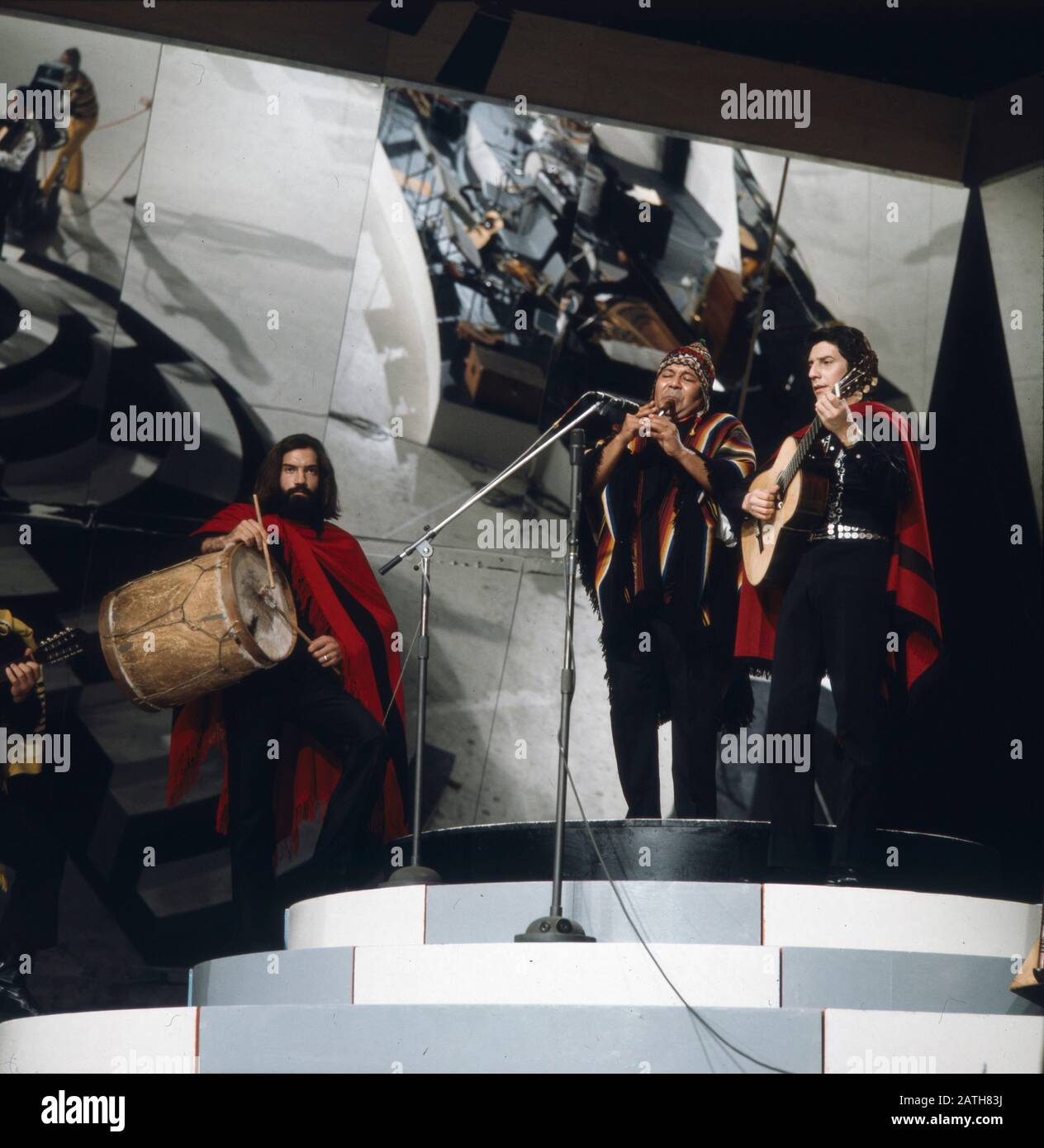 Der Panflötenspieler Facio Santillan auf der IFA mit einer Band, Berlin 1971 Deutschland. Der Panflieger Facio Santillan mit seiner Band auf der IFA, Berlin 1971 Deutschland. Stockfoto