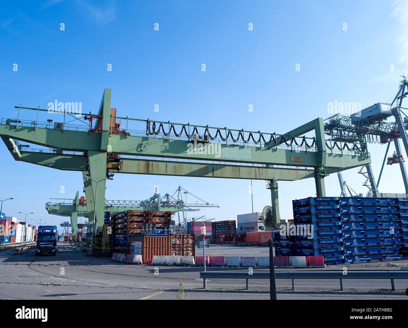 Verarbeitung von Containern an einer Container-Freight-Station im Hafen von Rotterdam, Niederlande Stockfoto