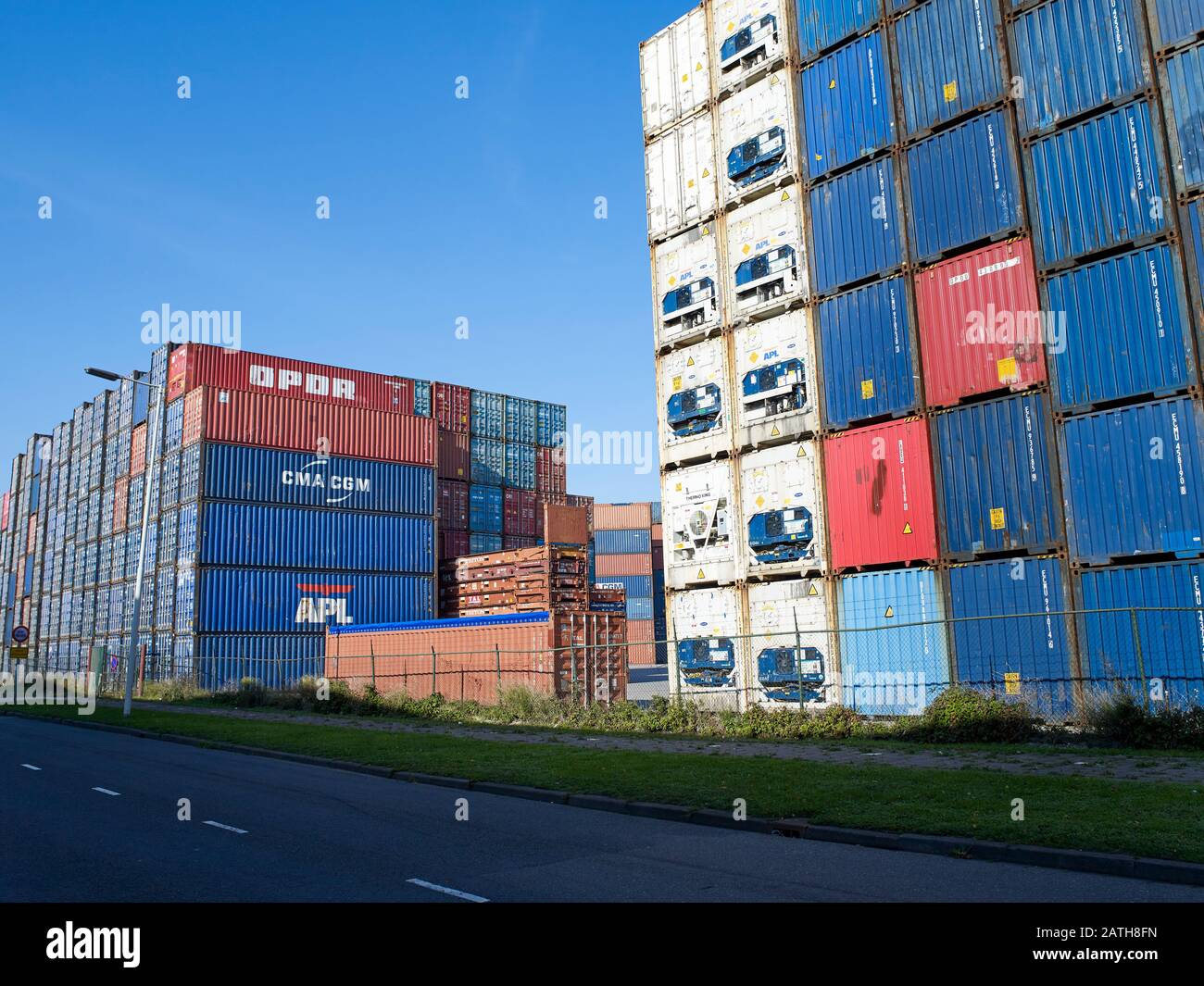 Lagerung von Transportbehältern im Hafen von Rotterdam, Niederlande. Stockfoto