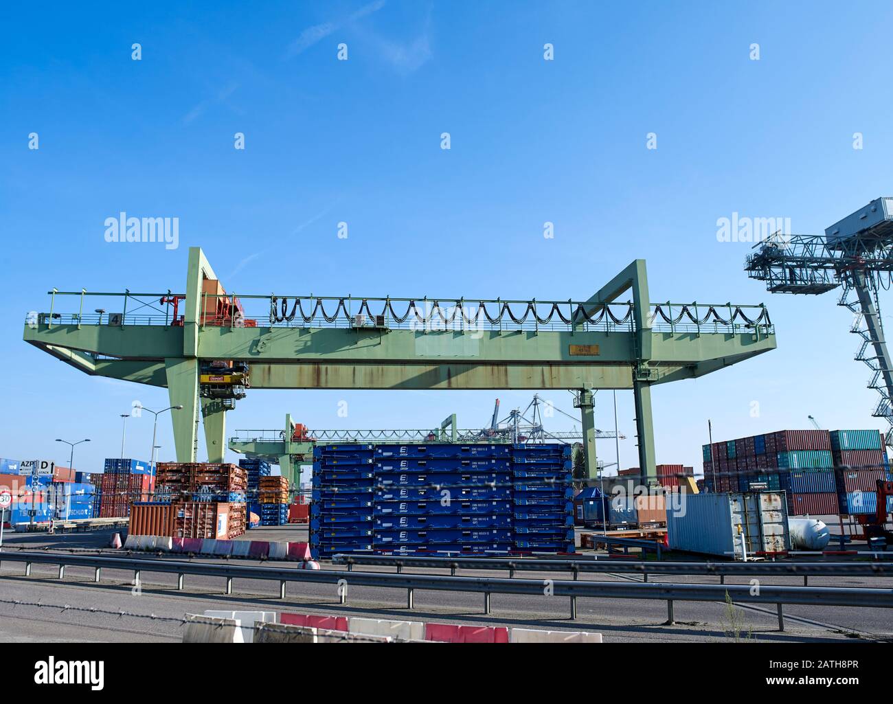 Verarbeitung von Containern an einer Container-Freight-Station im Hafen von Rotterdam, Niederlande Stockfoto