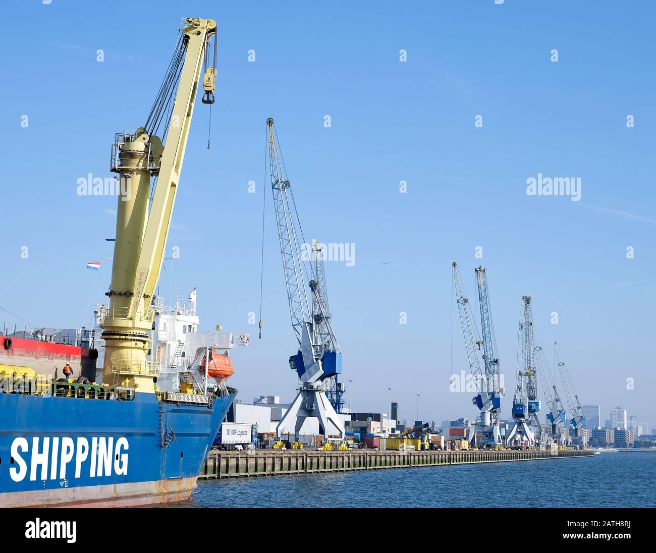 Kräne im Hafen von Rotterdam. Stockfoto