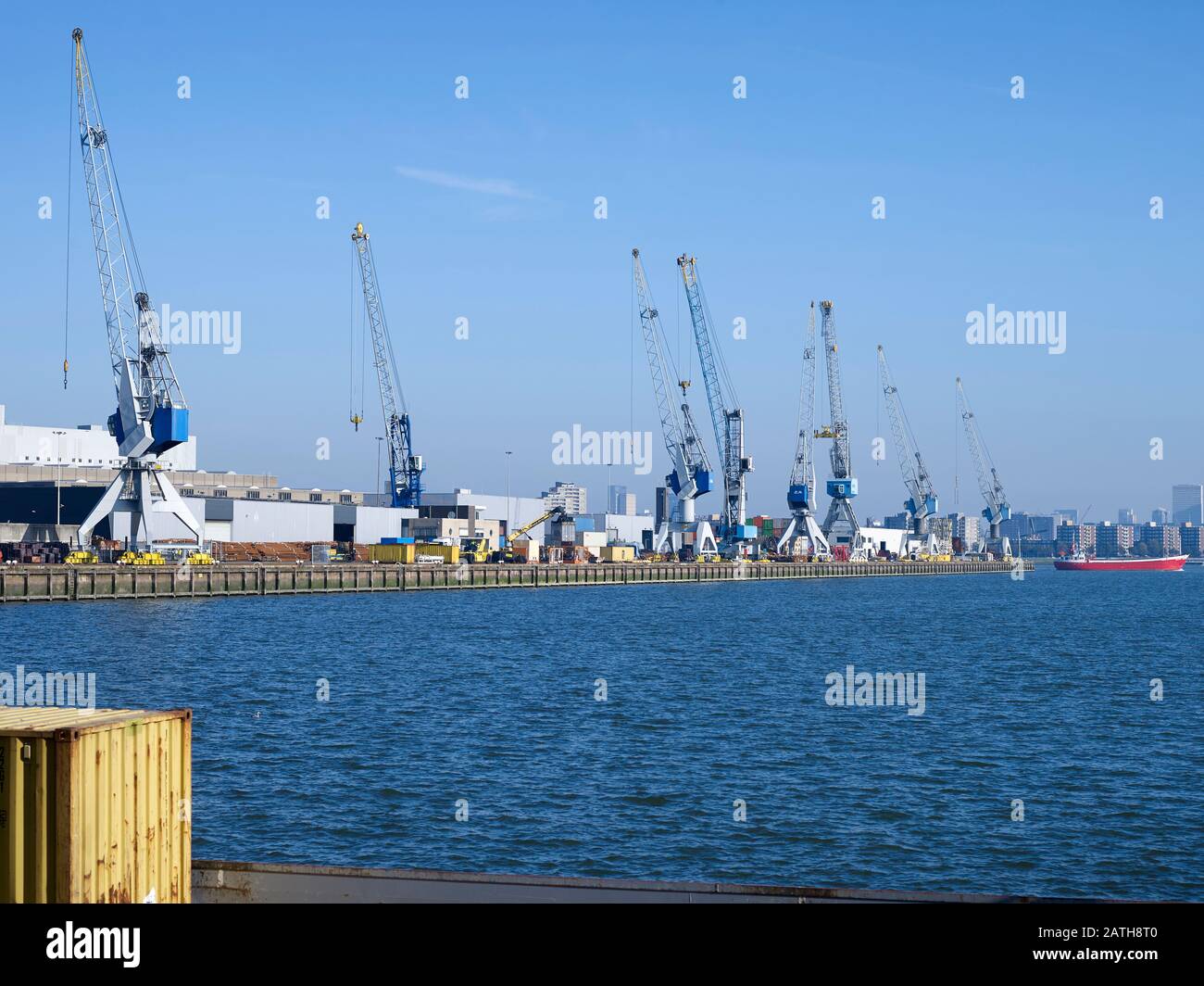Kräne im Hafen von Rotterdam. Stockfoto
