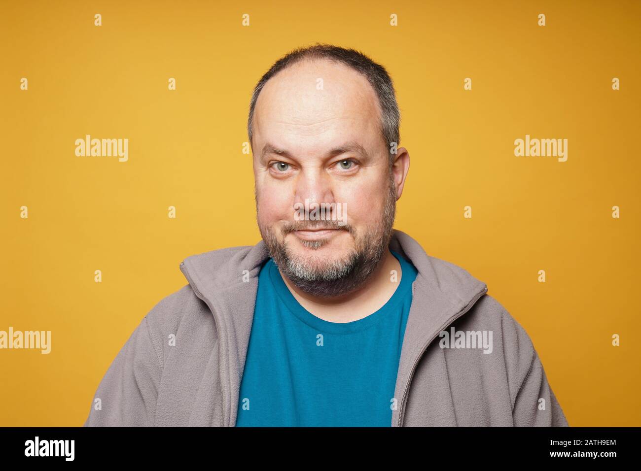 Lässiger, vom selbstbewussten reifen Mann vor gelbem Hintergrund mit Kopierbereich Stockfoto