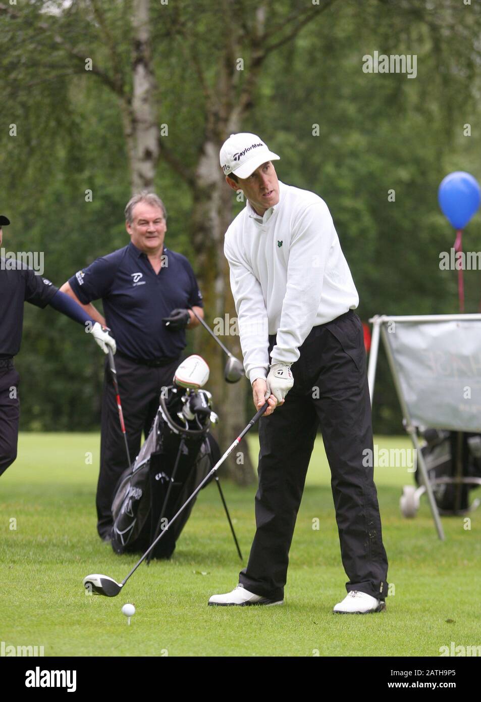 Anton du Beke, Tänzerin des Ballsaals "Strictly Come Dancing", ist bei der Benefizveranstaltung "Golf with the Stars" im Wentworth Golf Club, Surrey, England, ablösefest. Stockfoto