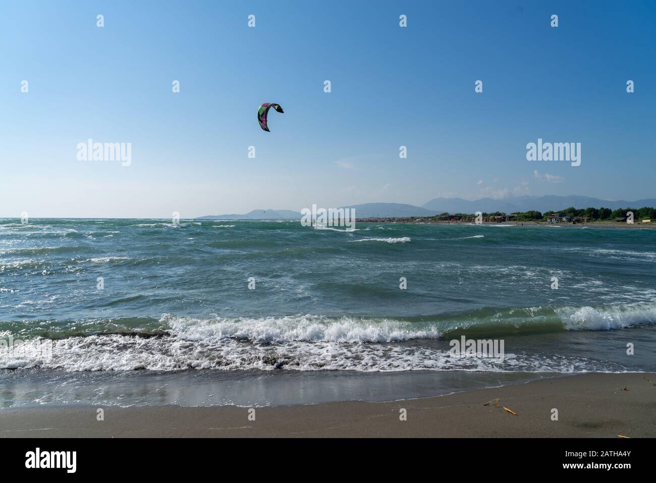 Wasserspaß und Kiteboarden in Ada Bojana, Montenegro Stockfoto