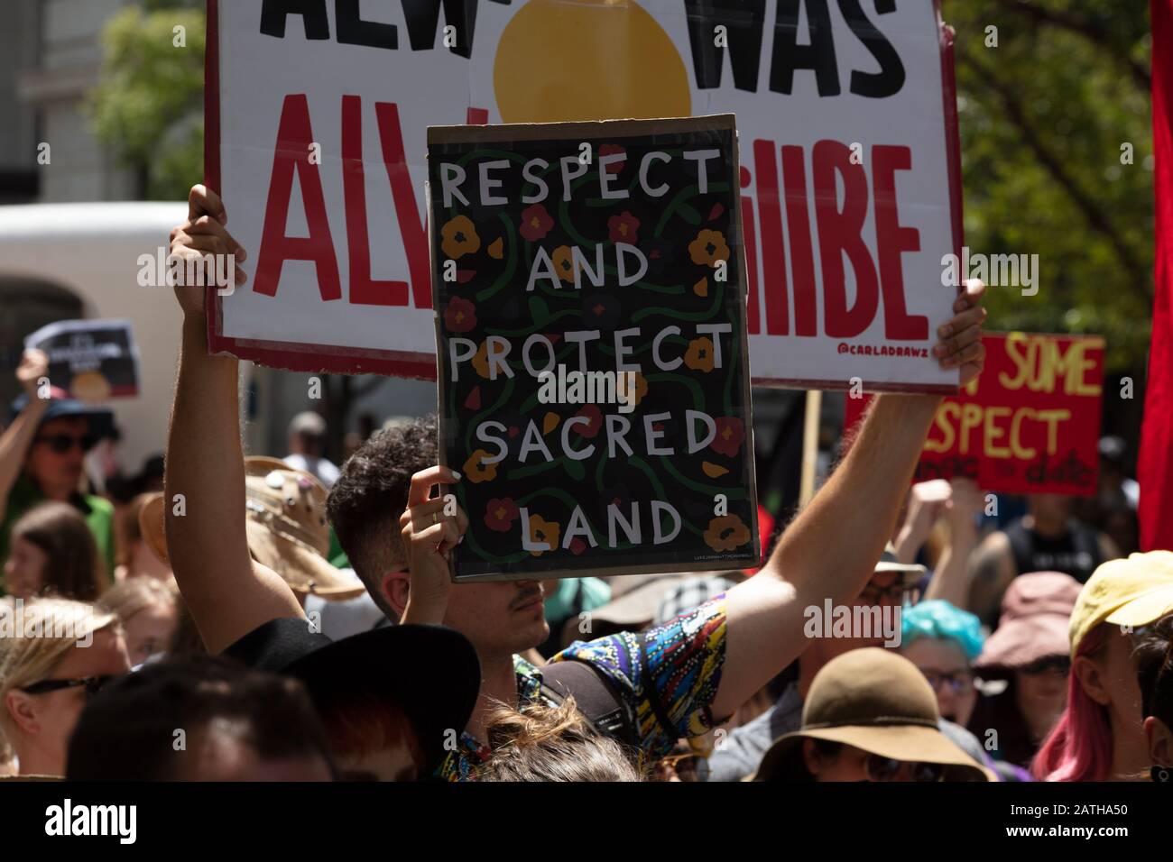 Perth, Australien. Januar 2020. Invasionstag protestiert auf der Bühne und in den Straßen des Zentrums von Perth und erinnert an die Ungerechtigkeiten, die den Aboriginals in der Vergangenheit und Gegenwart zuteil wurden. Demonstranten aus allen Schichten des Lebens forderten, den nationalen Australia Day und seine Feierlichkeiten zu verschrotten und durch Den Invasionstag zu ersetzen und die Rechte der Aborigines anzuerkennen. Kredit: Joe Kuis / Alamy News Stockfoto