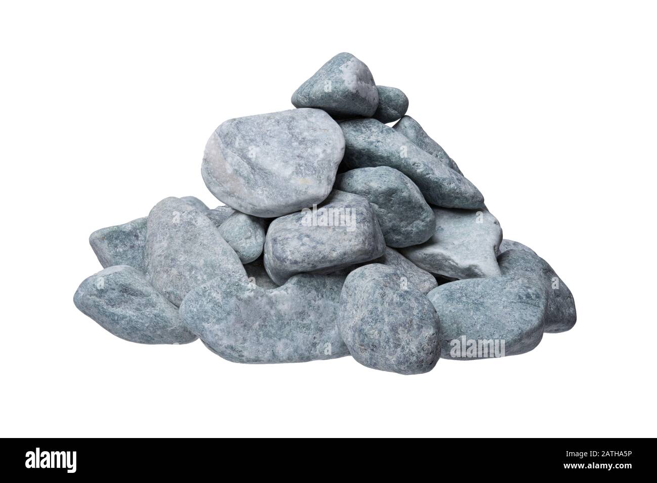 Haufen grauer Kieselsteine auf weißem Hintergrund. Stockfoto