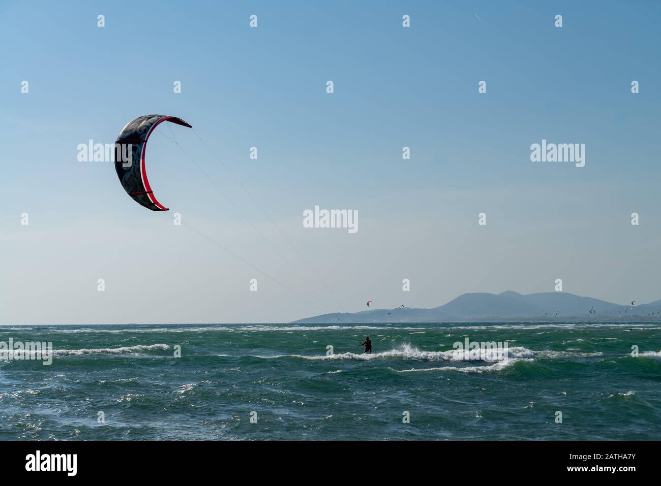 Wasserspaß und Kiteboarden in Ada Bojana, Montenegro Stockfoto