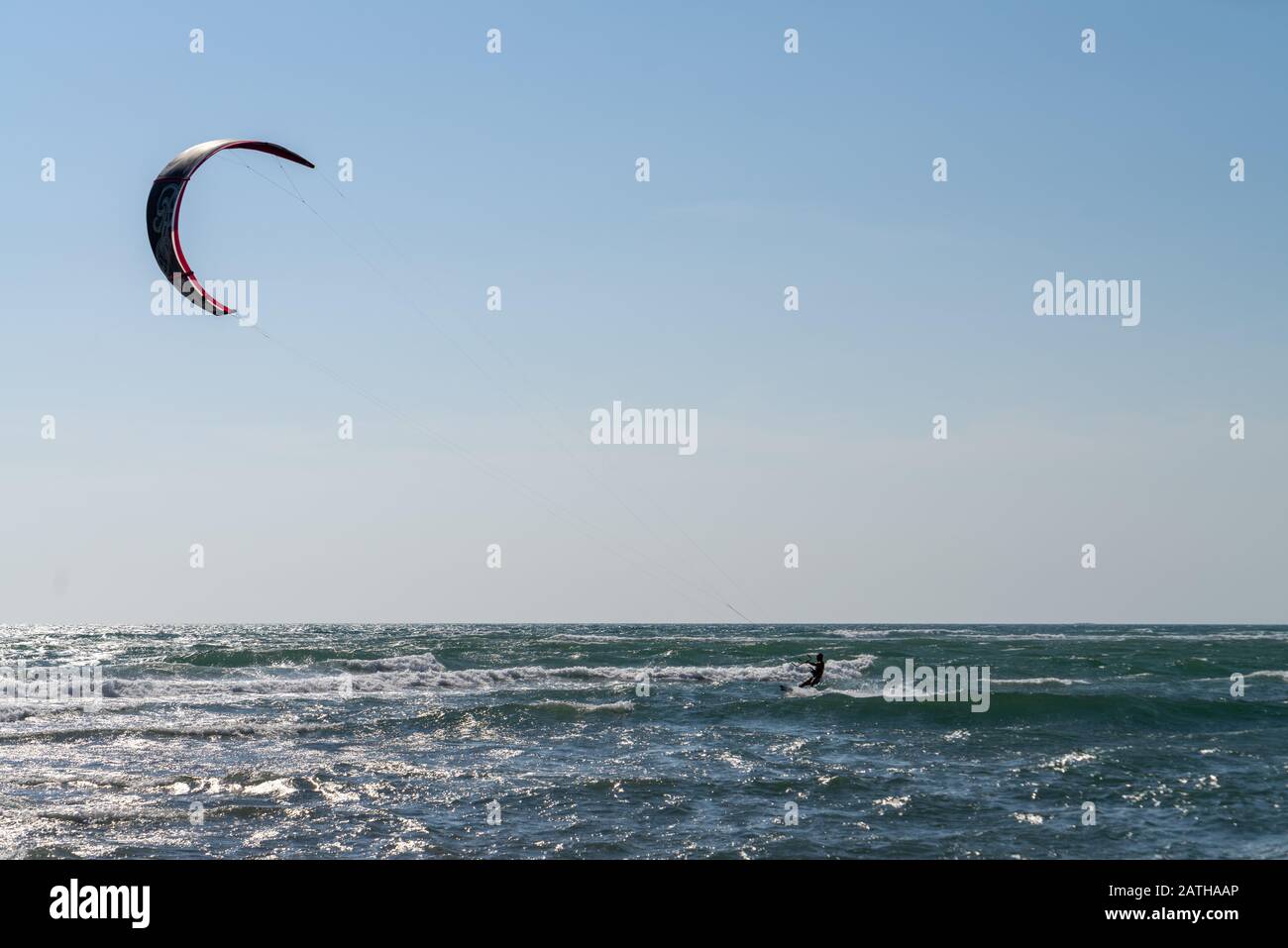 Wasserspaß und Kiteboarden in Ada Bojana, Montenegro Stockfoto