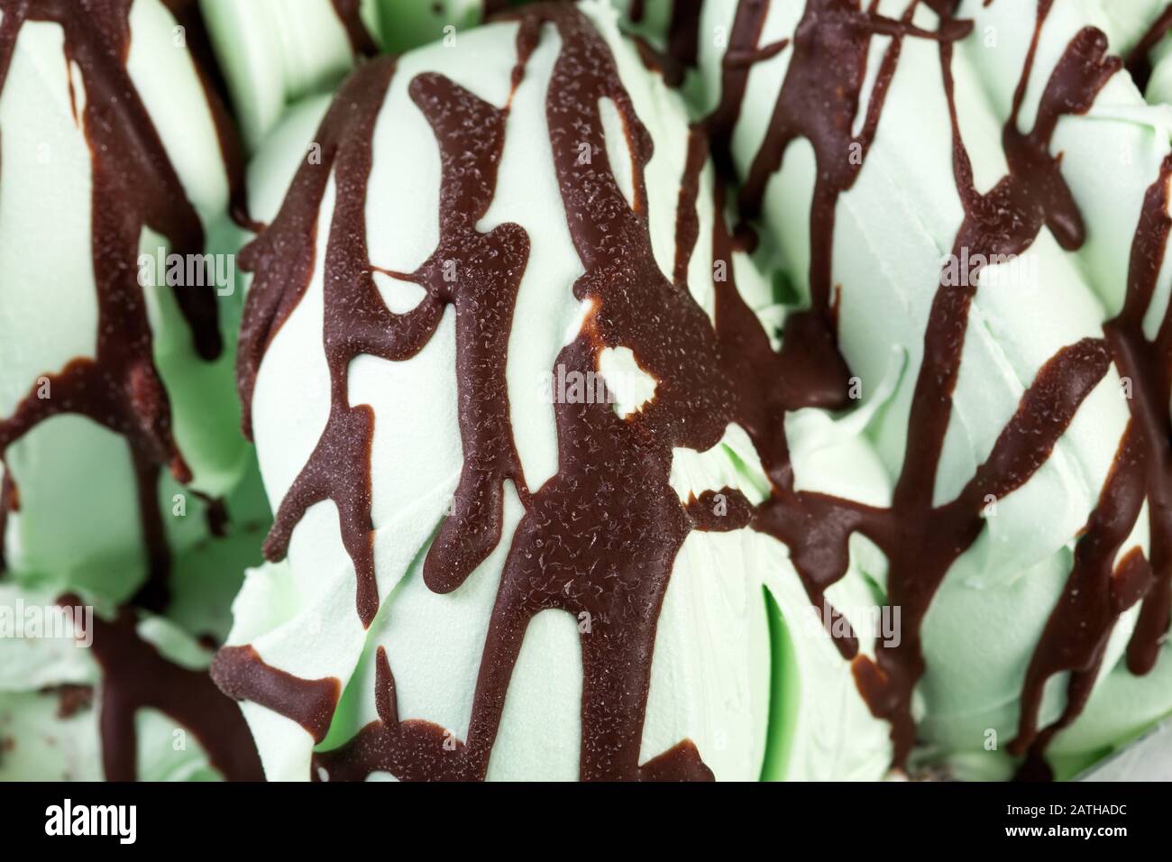 Hellgrünes Eis mit Schokoladensirup. Lebensmittelhintergrund. Stockfoto