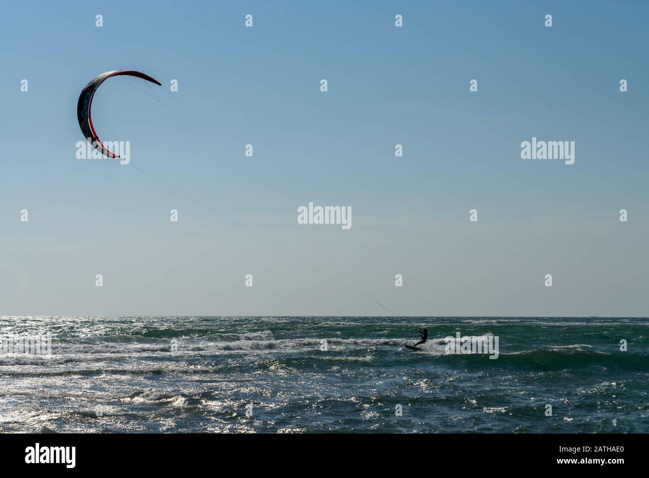 Wasserspaß und Kiteboarden in Ada Bojana, Montenegro Stockfoto