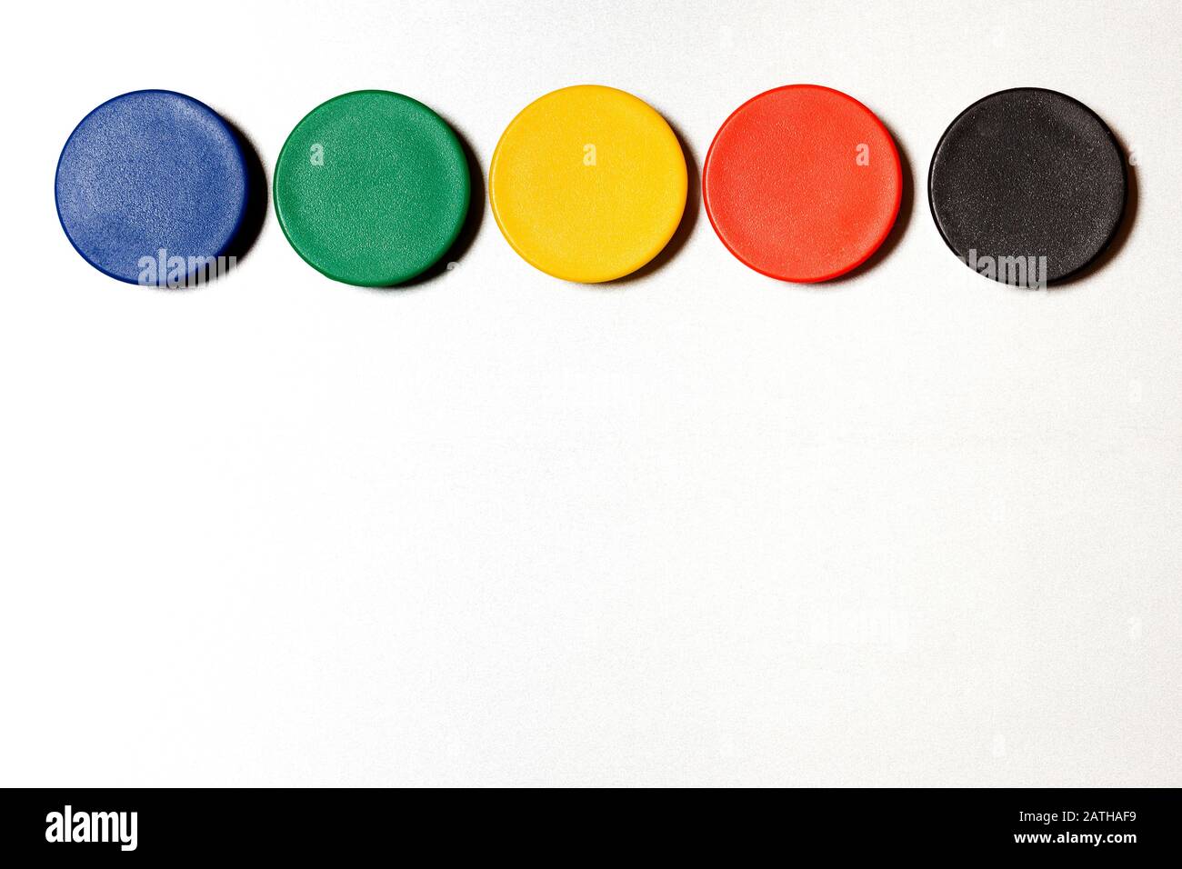 Verschiedene farbige Magnete an Metallwand mit Kopierraum Stockfoto