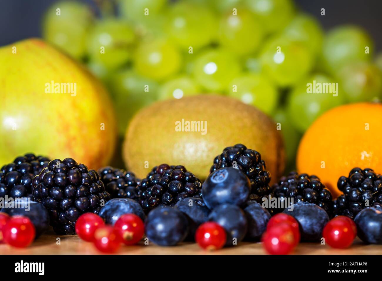 Verschiedene Arten von frischen rohen Früchten, die einen Fruchtsalat oder Smoothie machen, Nahaufnahme Stockfoto