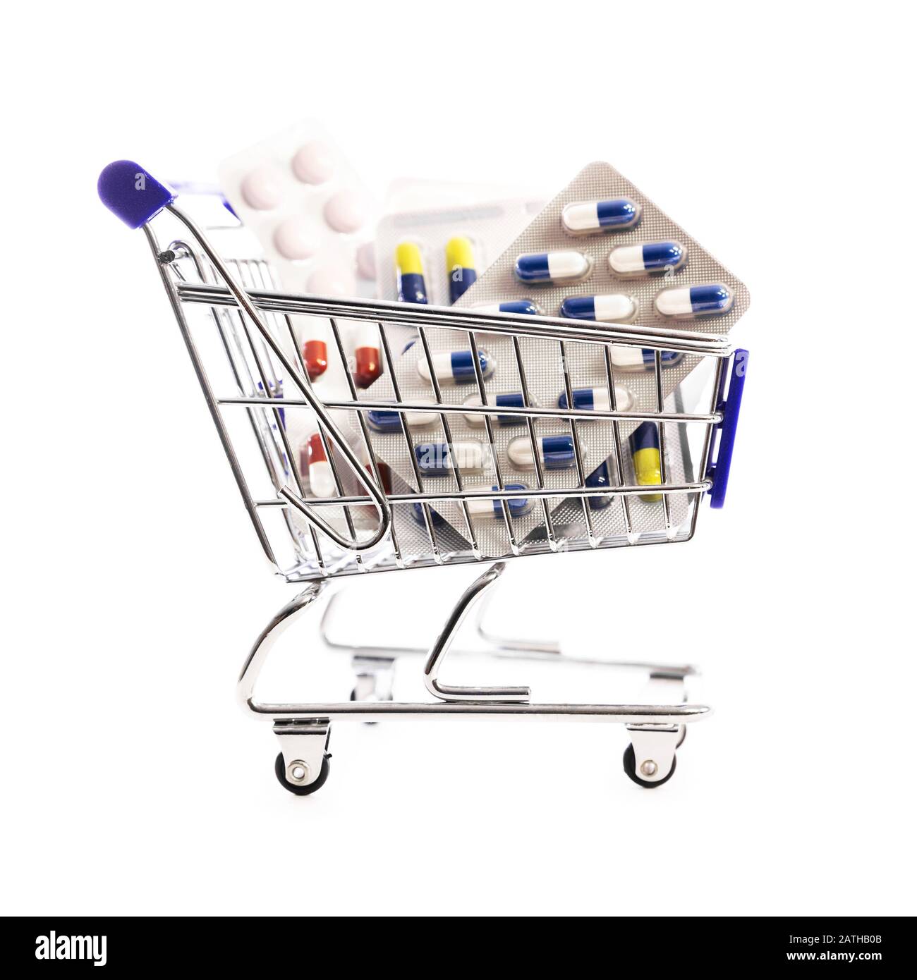 Warenkorb oder Einkaufswagen voll verschiedener pharmazeutischer Pillen oder Medikamente; , Konzept Online-Shopping Drogerie oder Einkaufszentrum Stockfoto