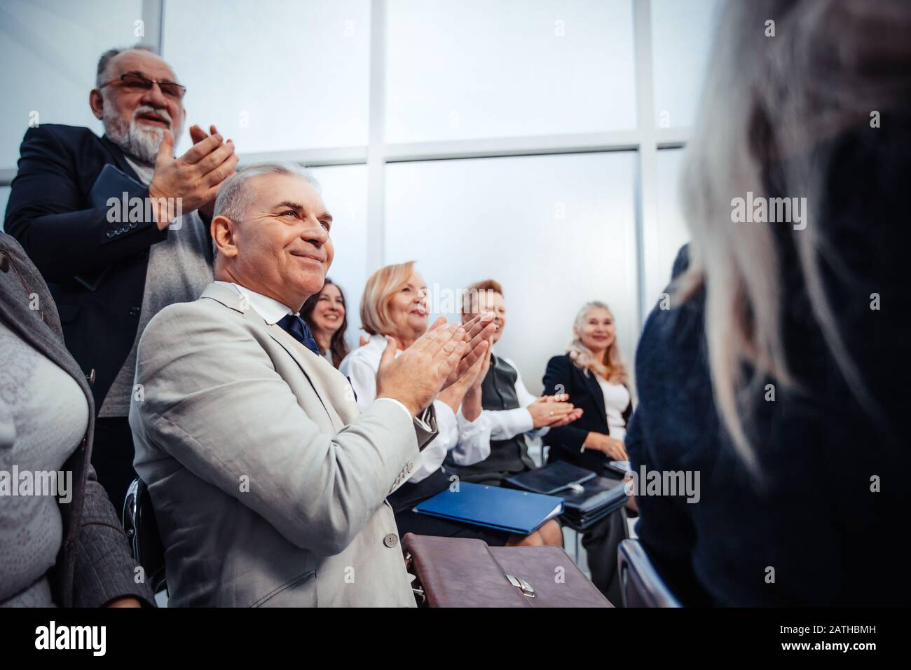 Leute Klatschen Stockfotos Und Bilder Kaufen Alamy