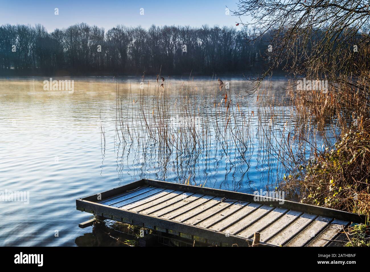 Ein kalter, sonniger Wintermorgen auf Coate Water in Swindon. Stockfoto